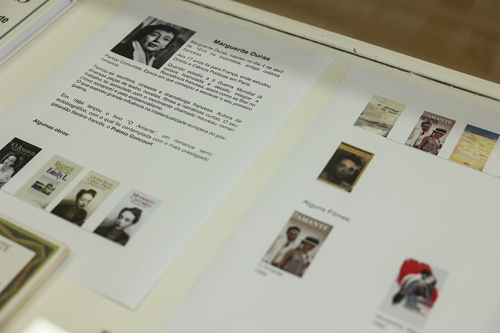 Exposição bibliográfica sobre a escritora francesa Marguerite Duras, do ciclo Autor do Mês, patente na Biblioteca Pública Municipal.
