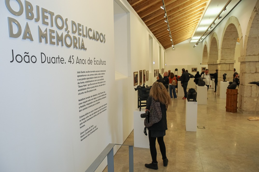 “Objetos, Delicados da Memória”, exposição que homenageia os 45 anos de carreira do autor de escultura, medalhística e numismática João Duarte.