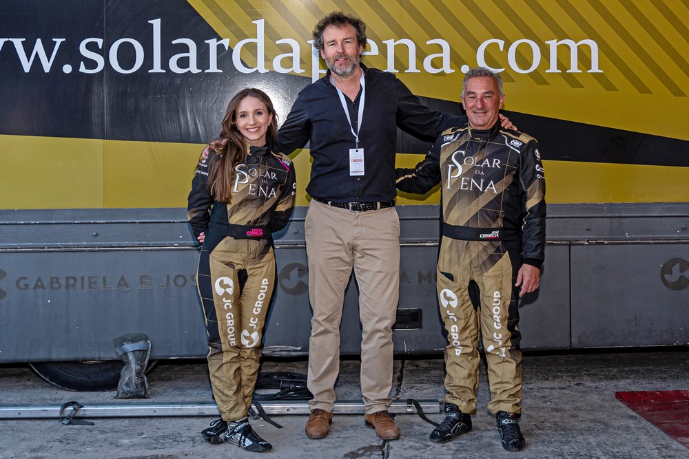 Vereador do Desporto, Pedro Pina, com os pilotos Gabriela Correia e José Correia, oitava e terceiro classificados na Rampa Pêquêpê da Arrábida 2023