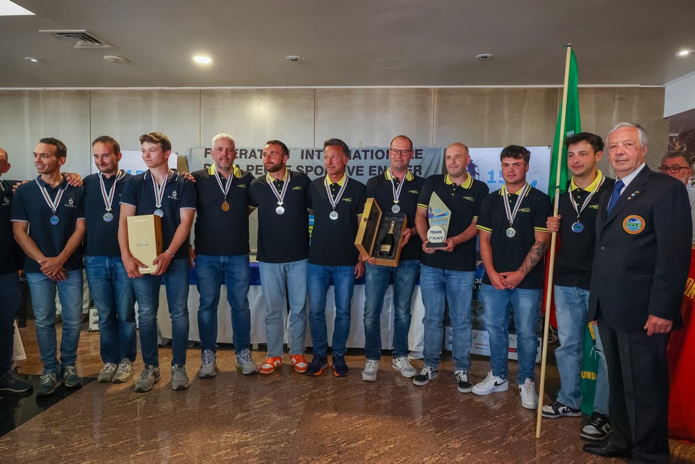 Cerimónia de encerramento do 15.º Campeonato do Mundo de Pesca em Barco Fundeado de Clubes - primeiro classificado, Lenza Emiliana Tubertini