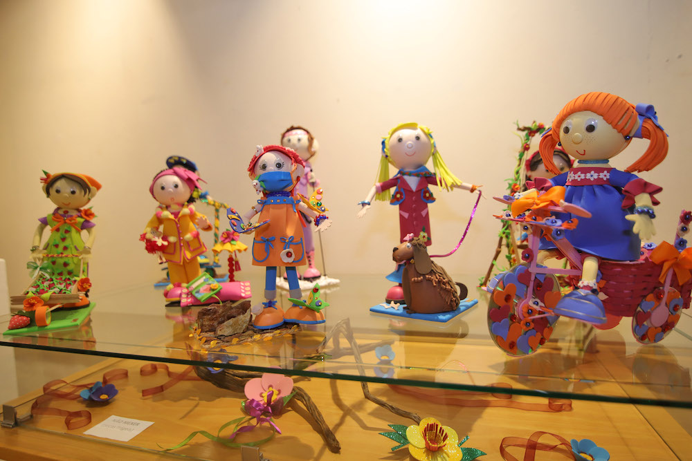 Exposição “Lendas de menina e moça”, de Bela Filipe, com bonecas feitas em espuma vinílica EVA, no auditório da Biblioteca Municipal