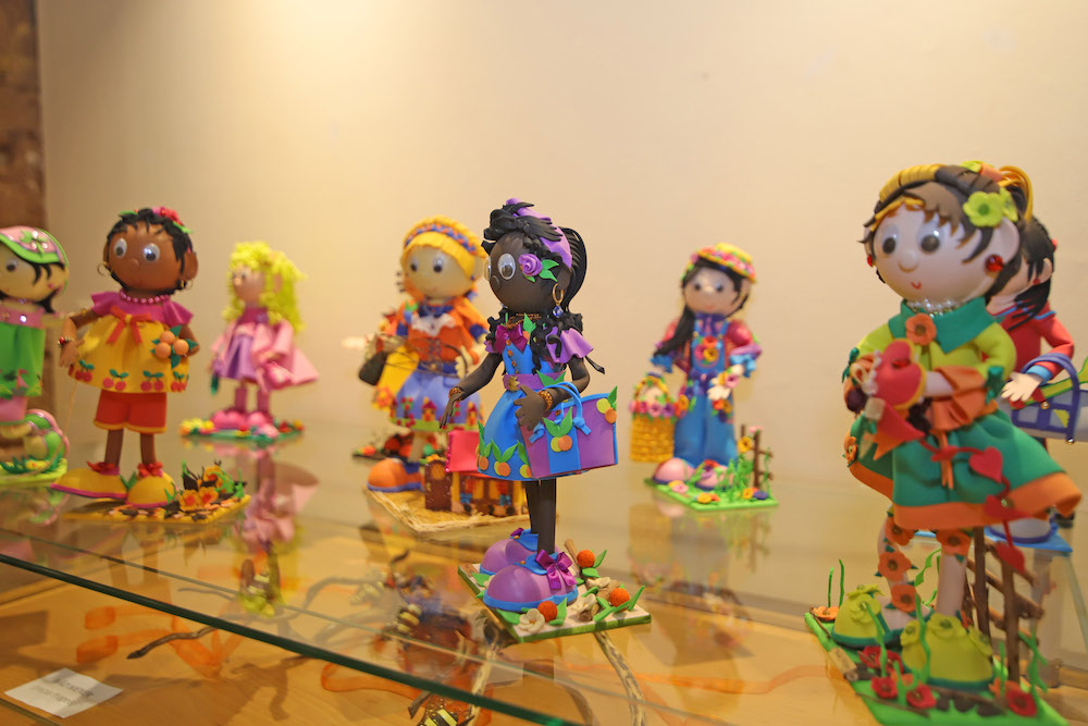 Exposição “Lendas de menina e moça”, de Bela Filipe, com bonecas feitas em espuma vinílica EVA, no auditório da Biblioteca Municipal