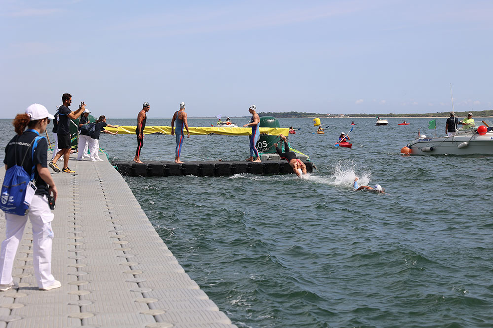 Prova de estafetas da Open Water Swimming World Cup nas águas do Sado