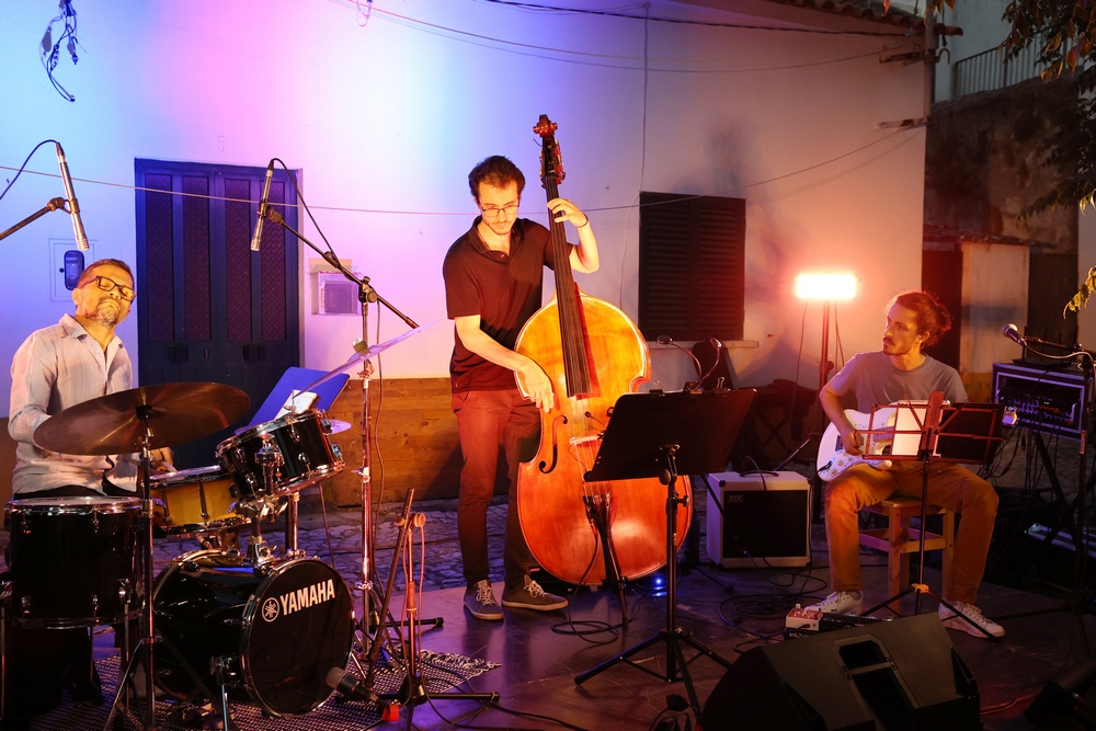 Jazz na Vila | Francisco Neves com André Pepe, contrabaixo, e Ale Damasceno, bateria