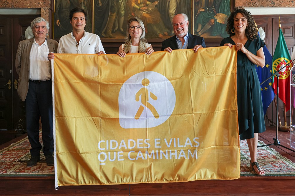 Assinatura do protocolo de adesão à Rede de Cidades e Vilas que Caminham - Bandeira da rede entregue ao município