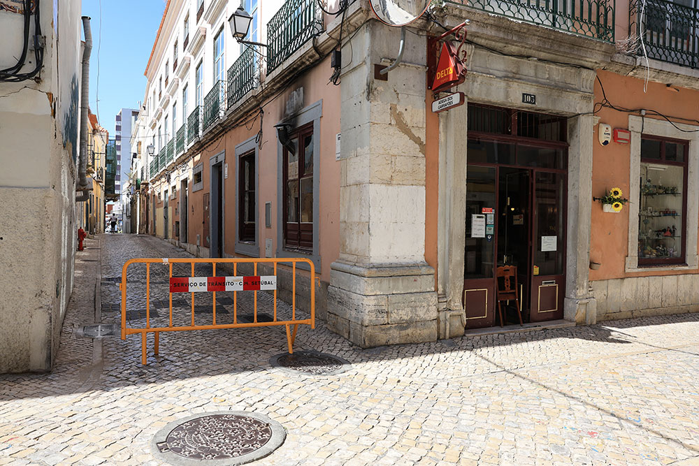 Rua Pereira Cão permanece encerrada ao trânsito até ao dia 31 de agosto, inclusive, no âmbito da progressão dos trabalhos de contenção da fachada de um edifício