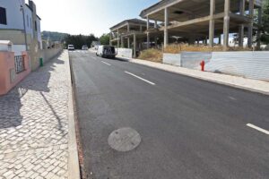 Requalificação do troço nascente da Rua Alexandre Cardoso, em Vendas de Azeitão, melhorou acessibilidade, circulação e segurança