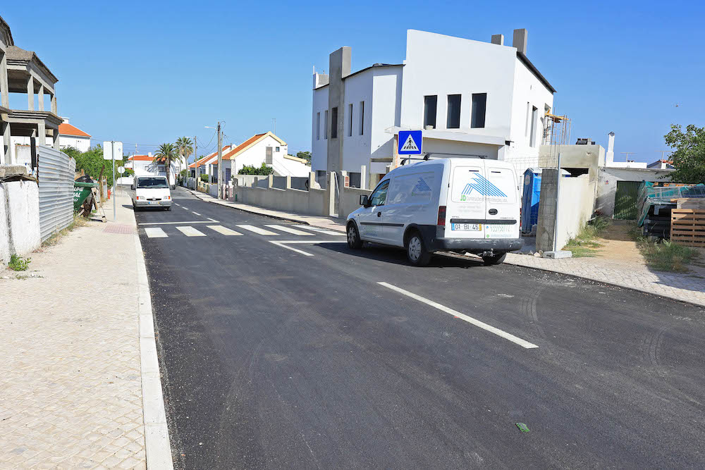Requalificação do troço nascente da Rua Alexandre Cardoso, em Vendas de Azeitão, melhorou acessibilidade, circulação e segurança