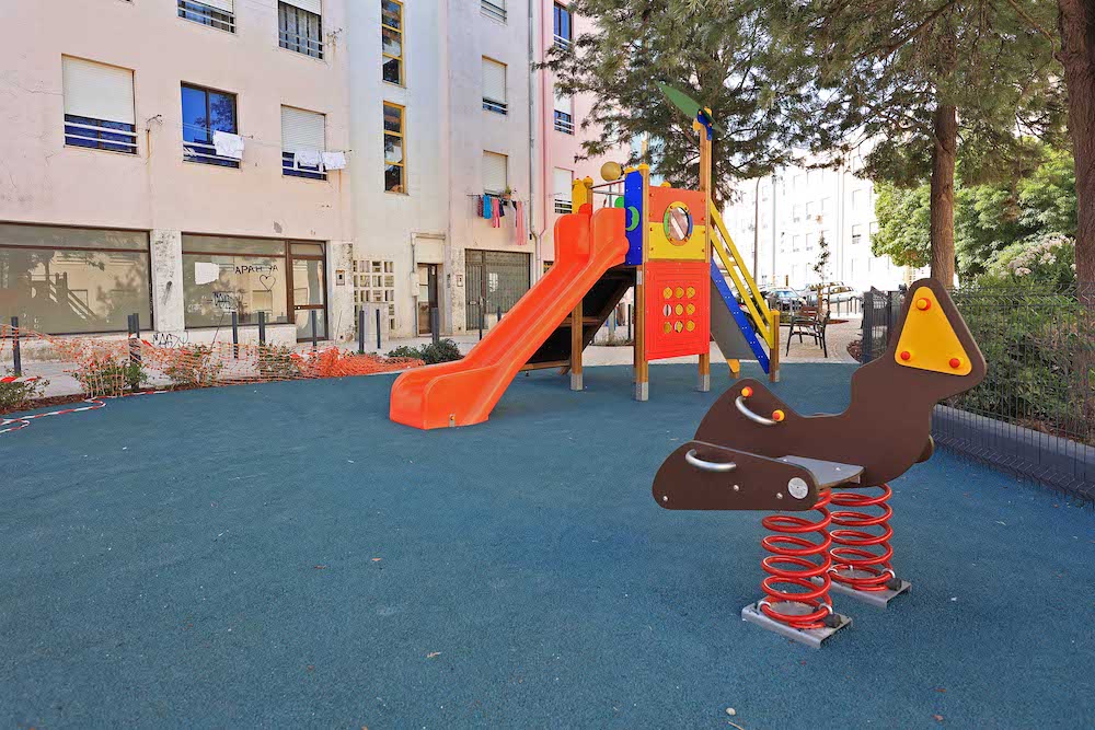 Novo parque infantil no espaço público de ligação entre as ruas Falcão Machado e Afonso Castro, no Casal das Figueiras
