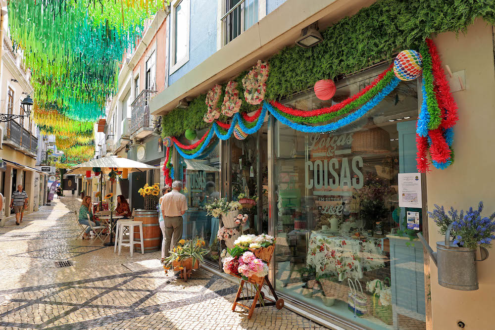 Ruas da Baixa estão decoradas com motivos alusivos à Serra da Arrábida e ao Rio Sado