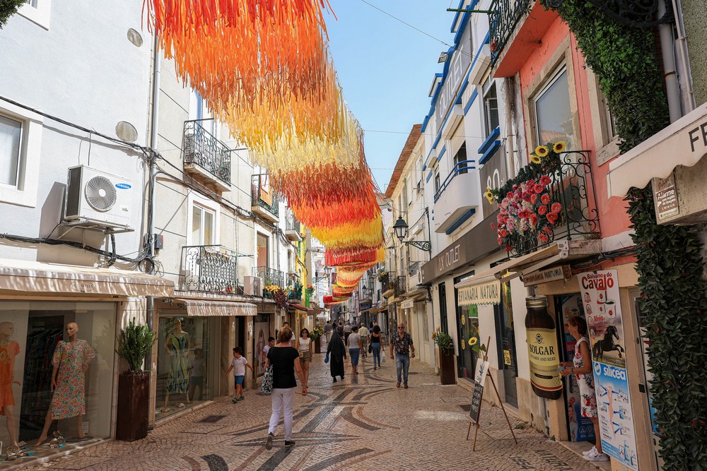 Rua Antão Girão, na Baixa de Setúbal, decorada em tons de vermelho, laranja e amarelo, numa alusão ao sol