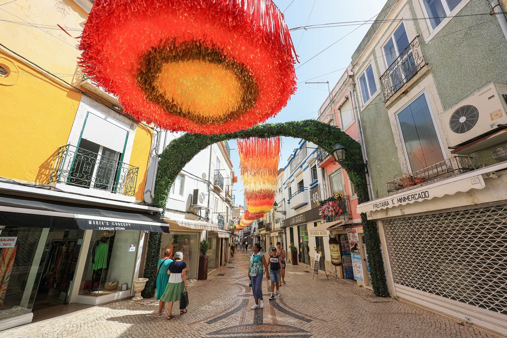 Rua Antão Girão, na Baixa de Setúbal, decorada em tons de vermelho, laranja e amarelo, numa alusão ao sol