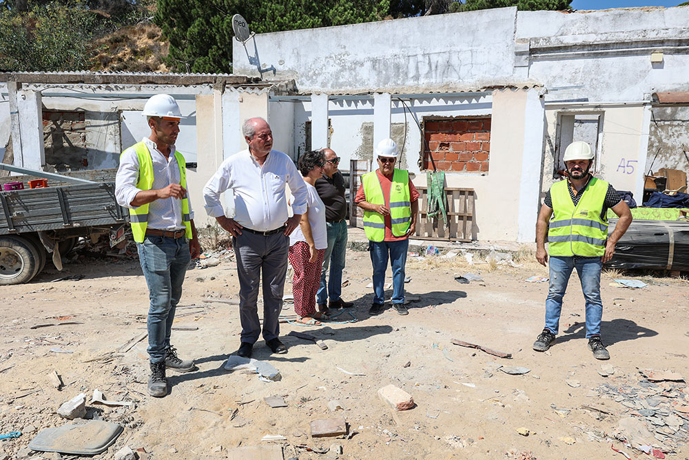 Presidente da Câmara, André Martins, acompanhou a demolição das construções existentes na Quinta da Parvoíce, onde vai surgir um bairro de habitação pública