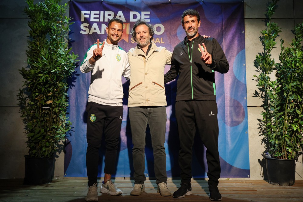 Vereador Pedro Pina com o capitão Zequinha e o treinador José Pedro na apresentação do plantel do Vitória Futebol Clube para a temporada 2023/2024, na Feira de Sant'Iago