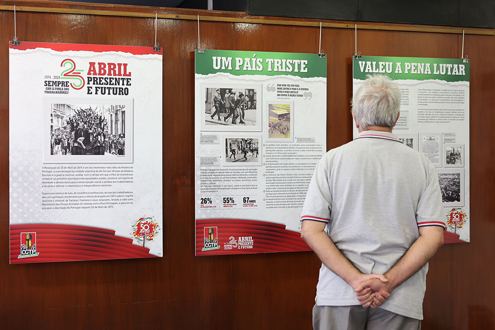 Exposição sobre os 50 anos do 25 de Abril na Casa Bocage, organizada pela CGTP-IN e inserida num programa que a central sindical iniciou após o 49.º aniversário da revolução