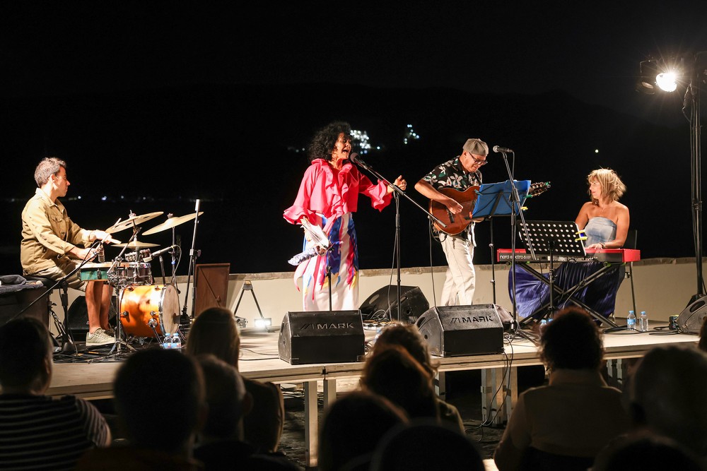 Cantora e compositora brasileira Sílvia Nazário homenageou Elis Regina em concerto no Forte de Albarquel