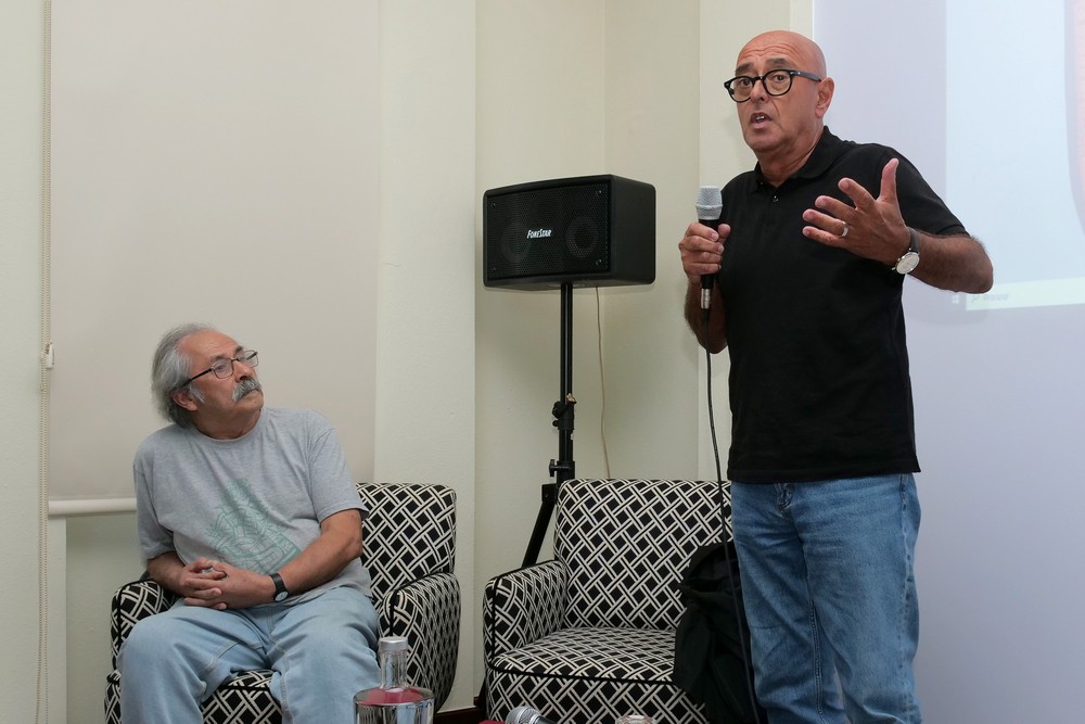 José Teófilo Duarte, curador da Festa da Ilustração, na conferência com Alejandro “Mono” González, no âmbito do projeto “Histórias Que as Paredes Contam – 50 Anos de Muralismo em Setúbal”