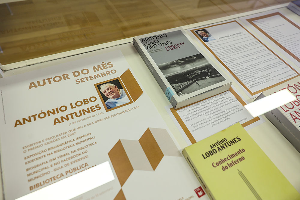 Exposição bibliográfica sobre António Lobo Antunes, na Biblioteca Pública Municipal de Setúbal, no âmbito do ciclo Autor do Mês