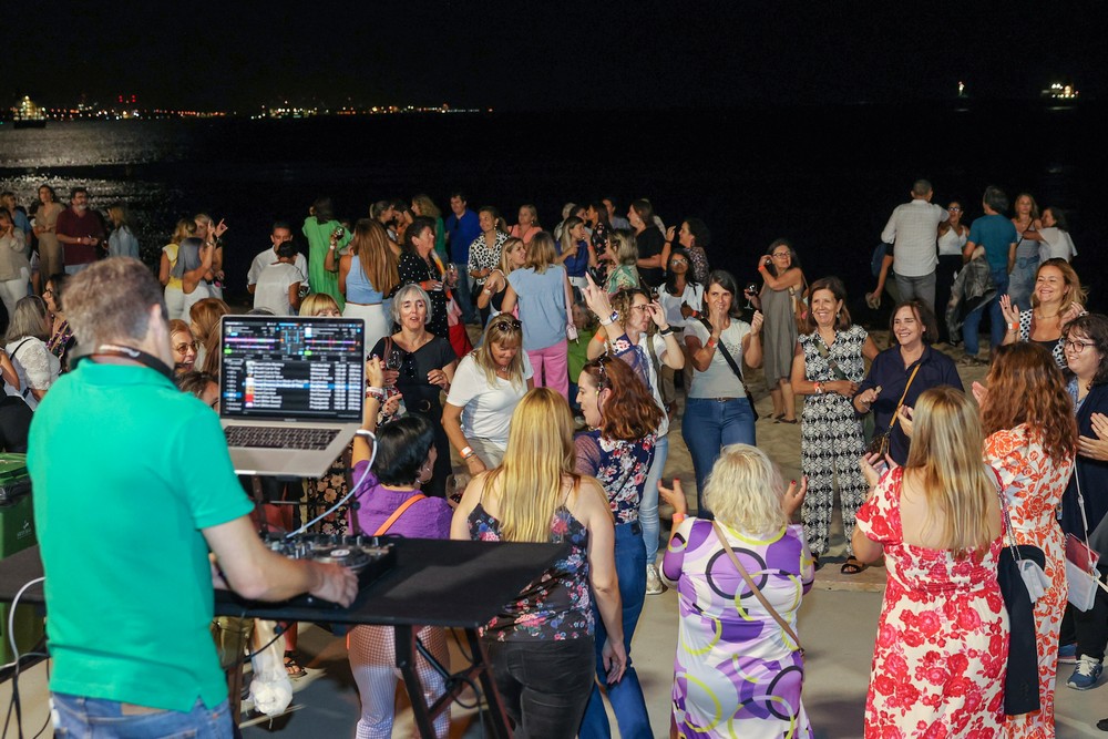 Receção à comunidade educativa 2023, na Praia da Saúde - atuação do DJ António Patronilho