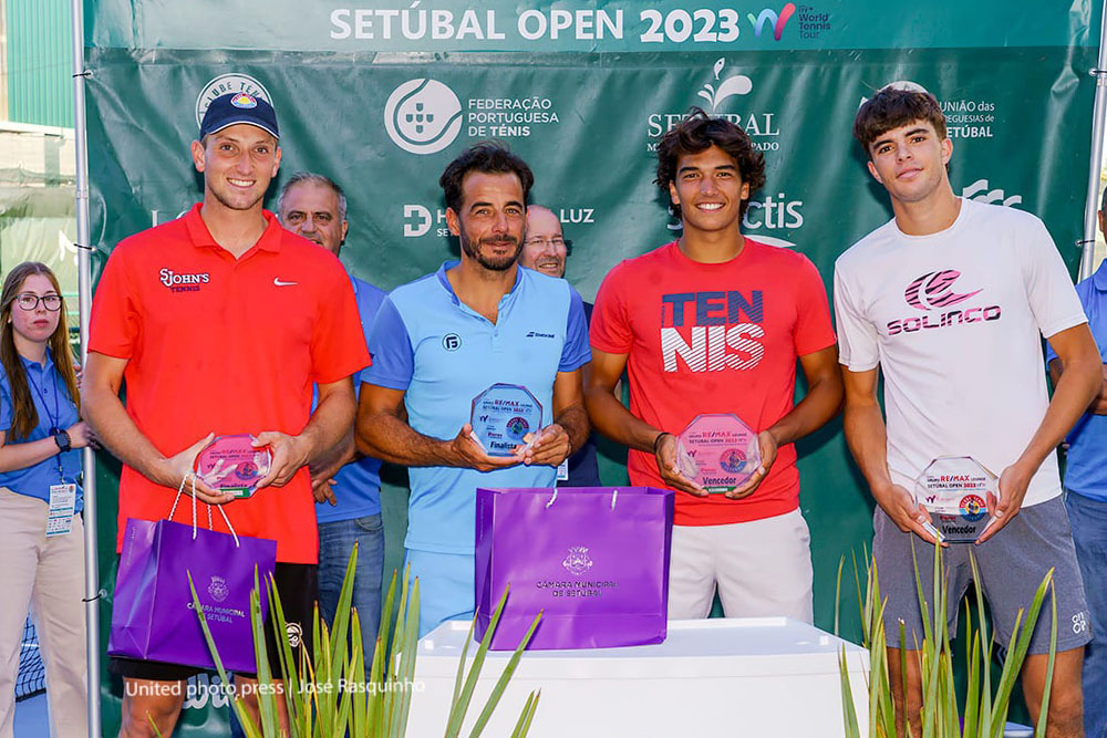 Os finalistas de pares no Setúbal Open 2023 - os vencedores Jaime Faria e Henrique Rocha, à direita, e os vencidos Diogo Marques e Fred Gil, à esquerda