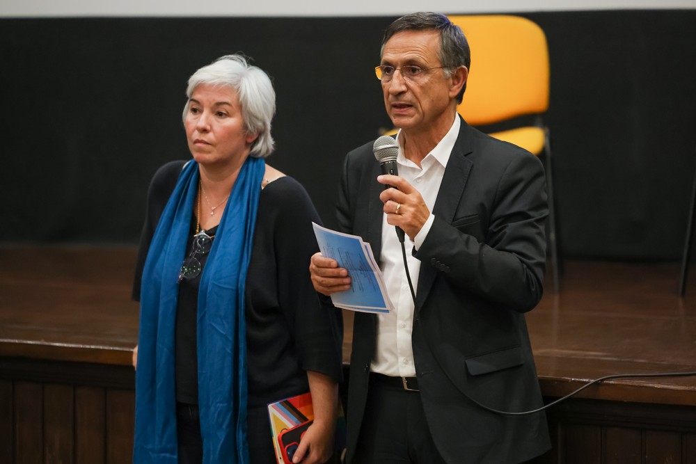 Vereador Carlos Rabaçal e Paula Marques, do gabinete da ministra da Habitação, na sessão de dinamização sobre Nova Geração de Cooperativismo, no Cinema Charlot - Auditório Municipal