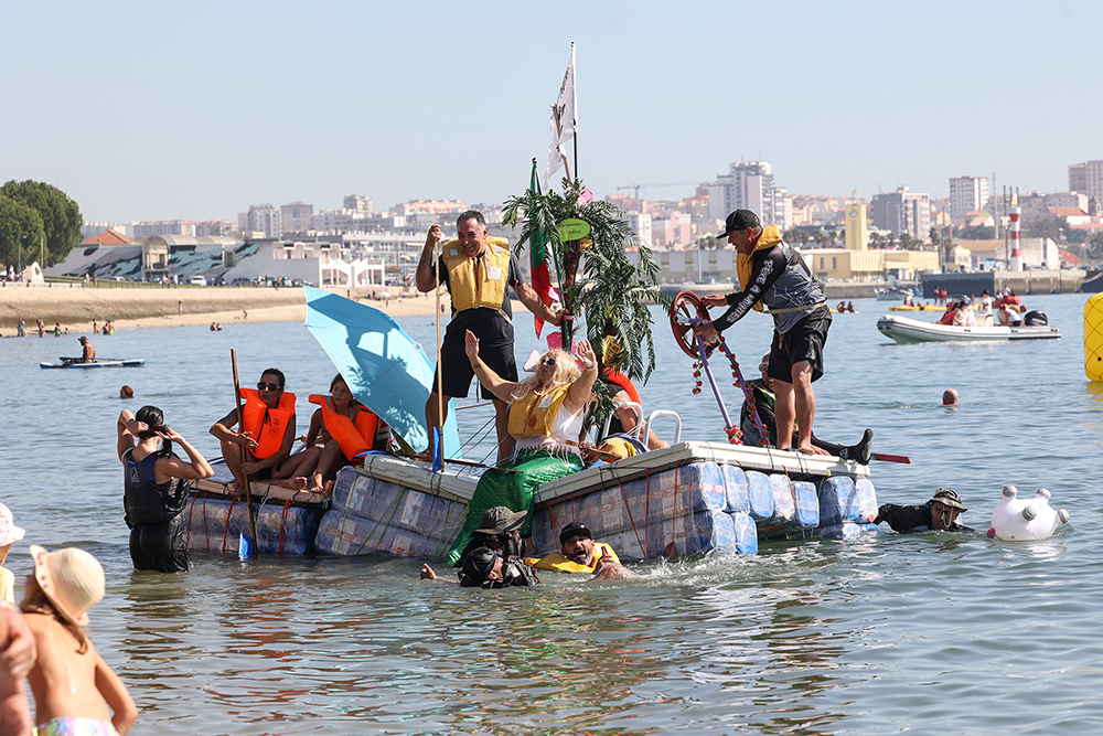 Regata da Baía do Sado em Banheiras e Insólitos 2023 - “Team Anzol Manhoso” ganhou o prémio para a embarcação mais insólita