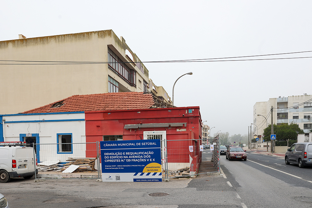 Demolição de edifício na Avenida dos Ciprestes