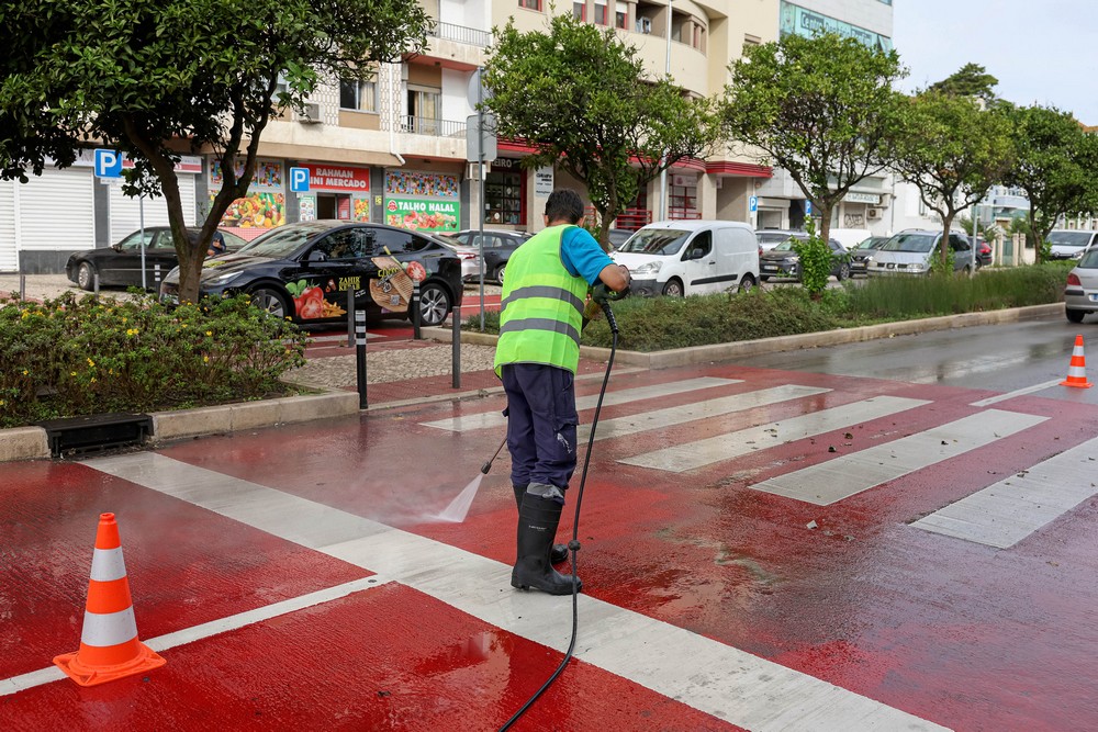 Lavagem de passadeiras em zonas de maior movimento pedonal - Avenida 22 de Dezembro