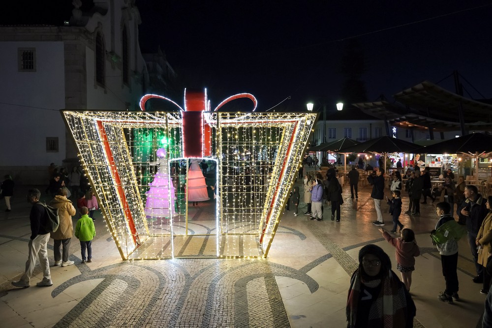 Iluminação natalícia despertou a curiosidade da população na Praça de Bocage