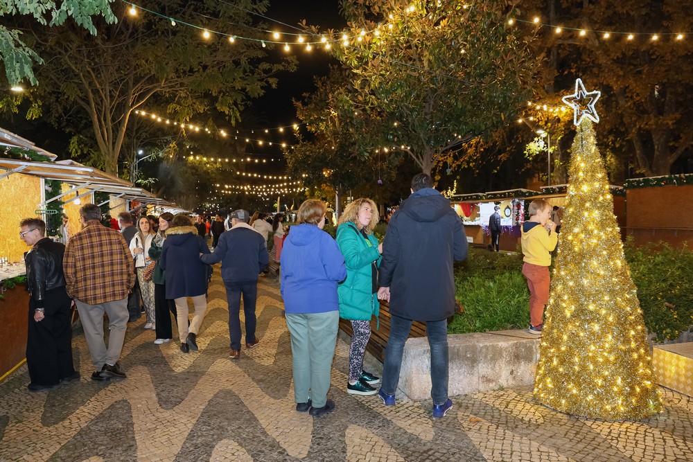 Mercado de Natal na Avenida Luísa Todi