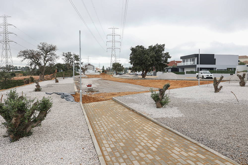 Obra de requalificação da Rua das Mimosas, para torná-la uma centralidade da zona da Quinta da Serralheira e do Vale Ana Gomes