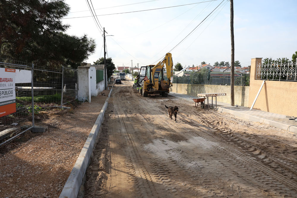 Rua da Tradição, em Brejos de Azeitão, em requalificação para receber sistema de drenagem de águas pluviais, para receber as águas da chuva, bem como piso em asfalto e passeios