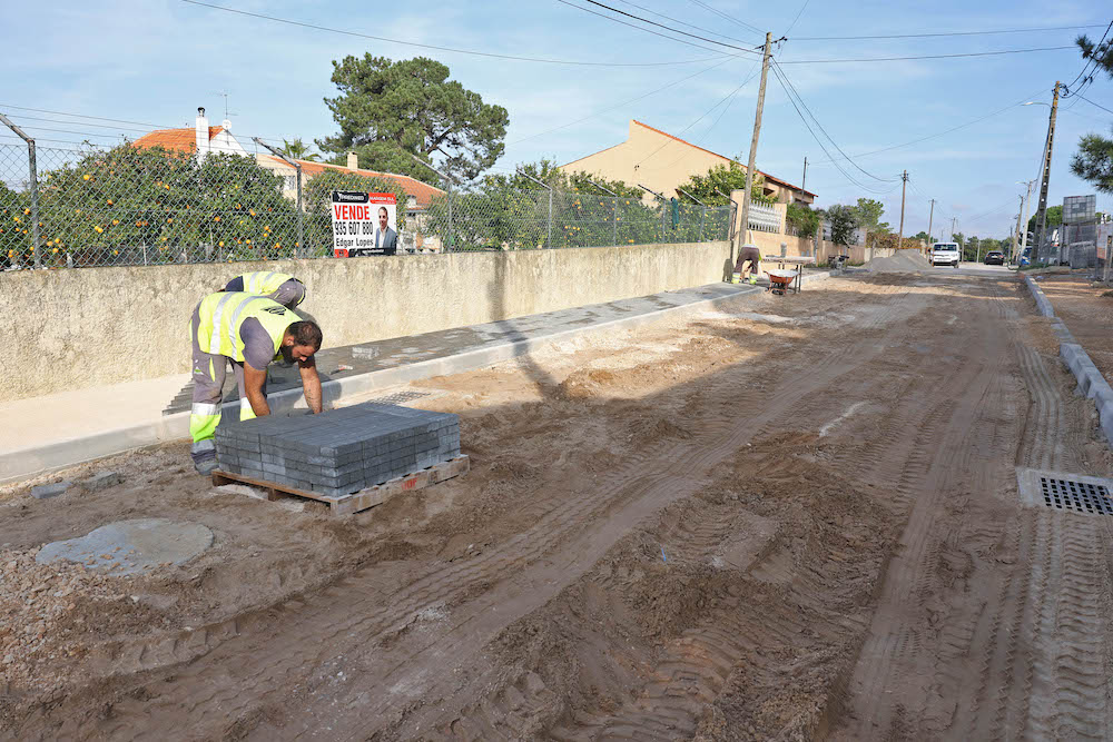 Rua da Tradição, em Brejos de Azeitão, em requalificação para receber sistema de drenagem de águas pluviais, para receber as águas da chuva, bem como piso em asfalto e passeios