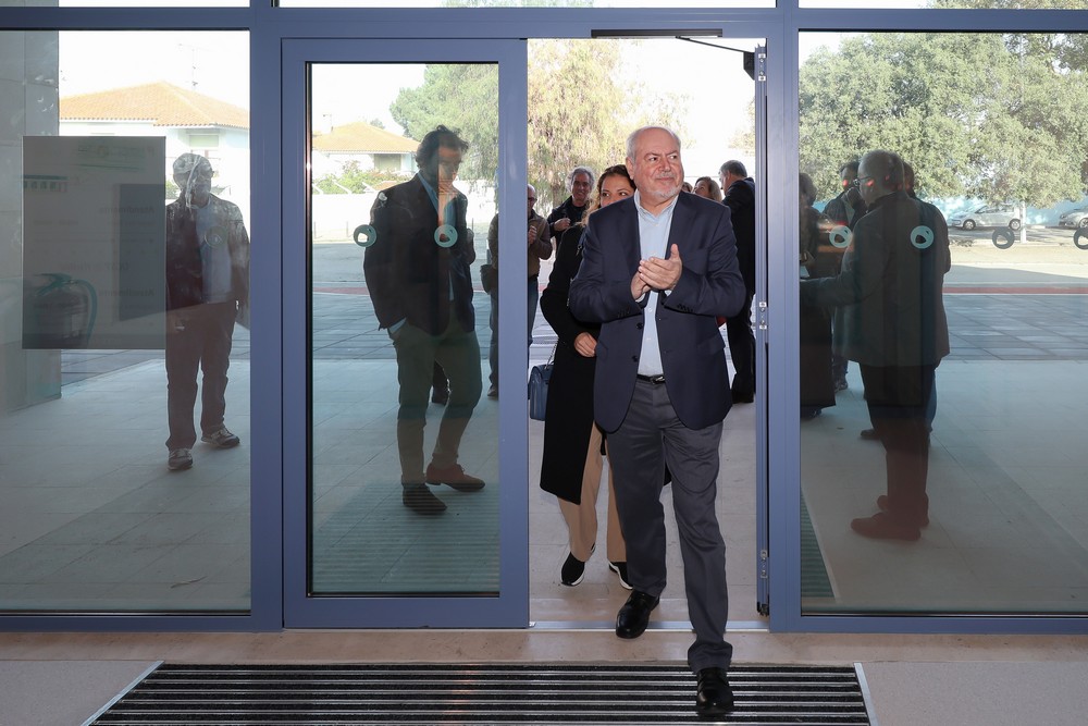 Presidente da Câmara, André Martins, entra no novo Centro de Saúde de Azeitão, que está concluído e do qual recebeu as chaves