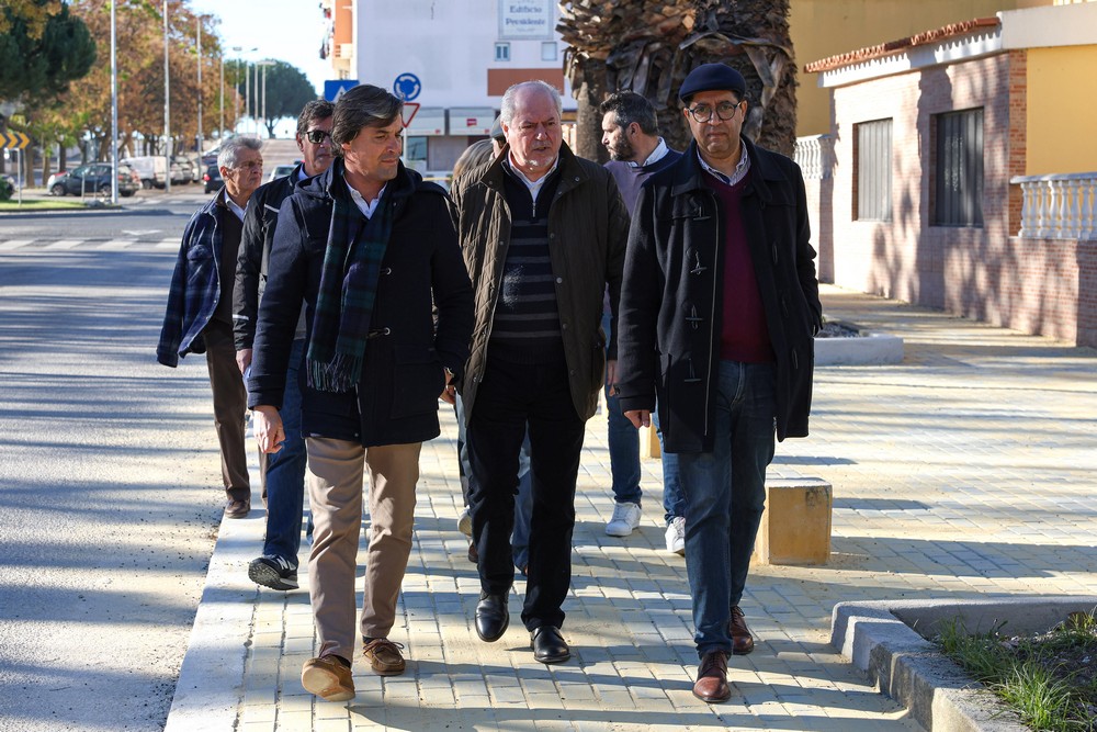 Presidentes da Câmara e da Junta de Freguesia de São Sebastião, André Martins e Luís Matos, visitaram obra de requalificação dos passeios na Avenida Soeiro Pereira Gomes