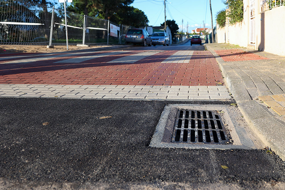 A Rua da Tradição, em Brejos de Azeitão, recebeu um sistema para recolher a água da chuva e impedir as inundações, além de passeios, asfalto e lombas de limitação de velocidade