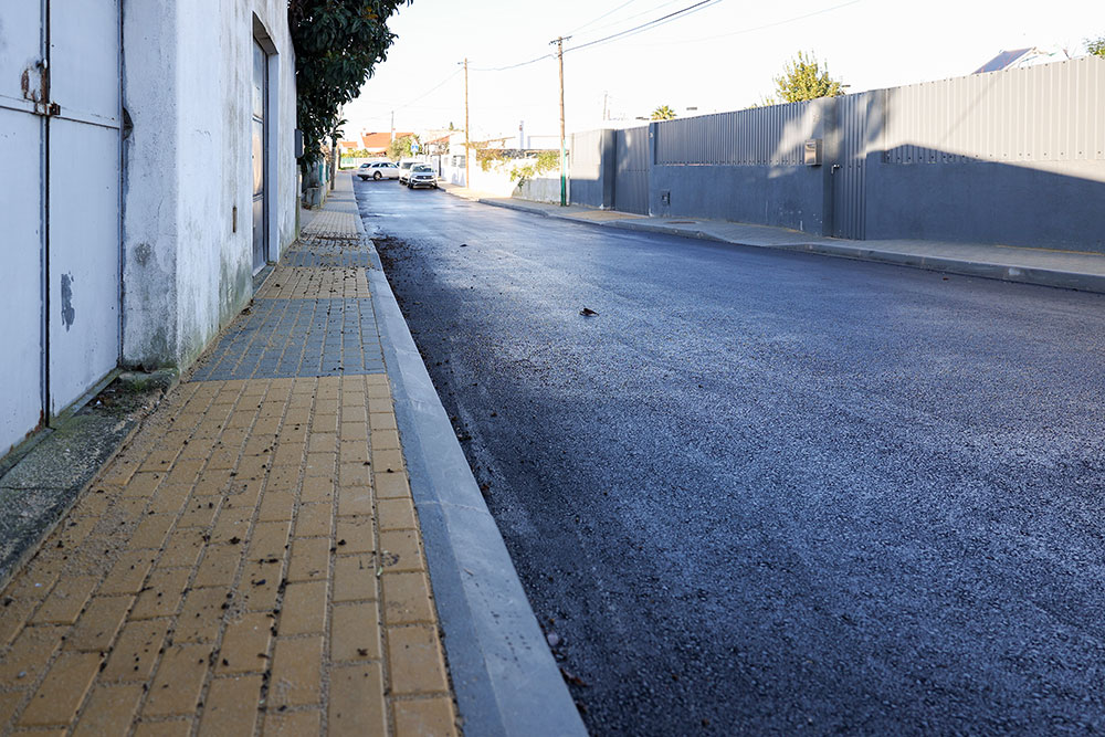 A Rua da Tradição, em Brejos de Azeitão, recebeu um sistema para recolher a água da chuva e impedir as inundações, além de passeios, asfalto e lombas de limitação de velocidade