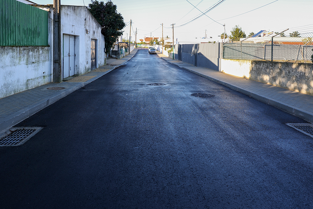 A Rua da Tradição, em Brejos de Azeitão, recebeu um sistema para recolher a água da chuva e impedir as inundações, além de passeios, asfalto e lombas de limitação de velocidade