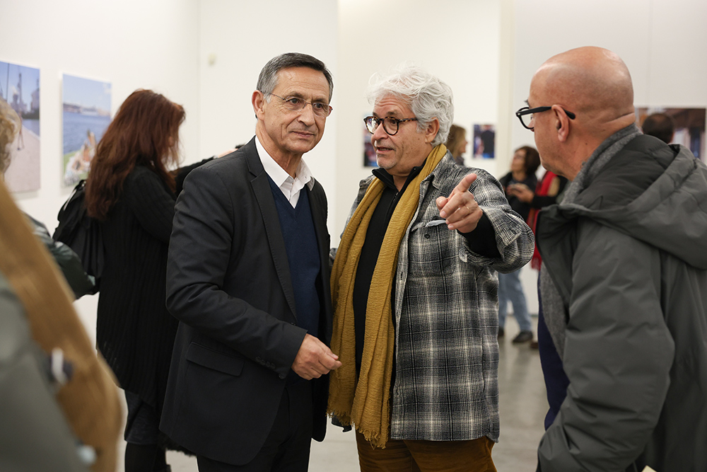 Inauguração da exposição fotográfica “Margem Sul”, de Luís Ramos - o autor com o vereador Carlos Rabaçal e José Teófilo Duarte, do atelier DDLX e programador na Casa da Cultura