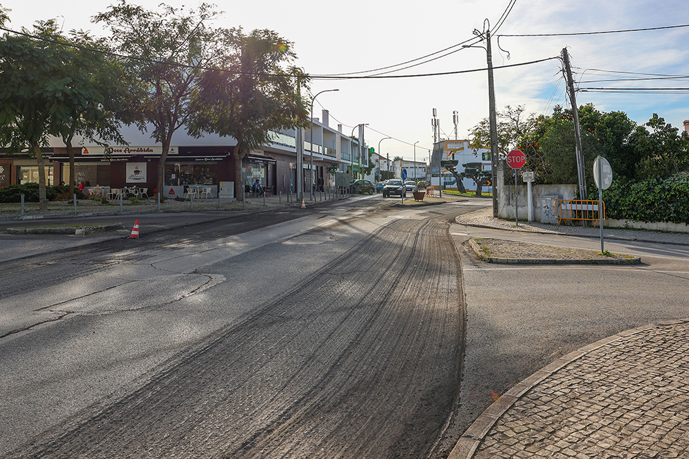 Obra em parceria entre a Câmara Municipal e a Junta de Freguesia de Azeitão melhora acessos numa zona de Vila Nogueira servida por equipamentos desportivos e pelo Centro de Saúde de Azeitão