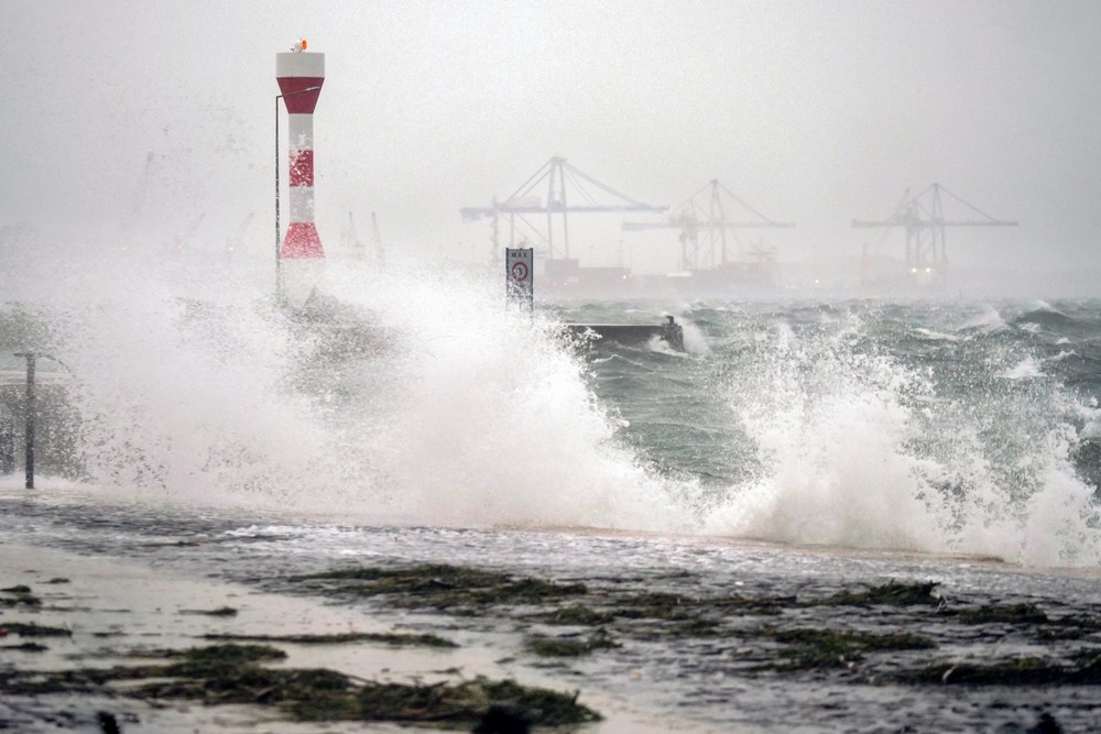 Meteorologia adversa, com agitação marítima