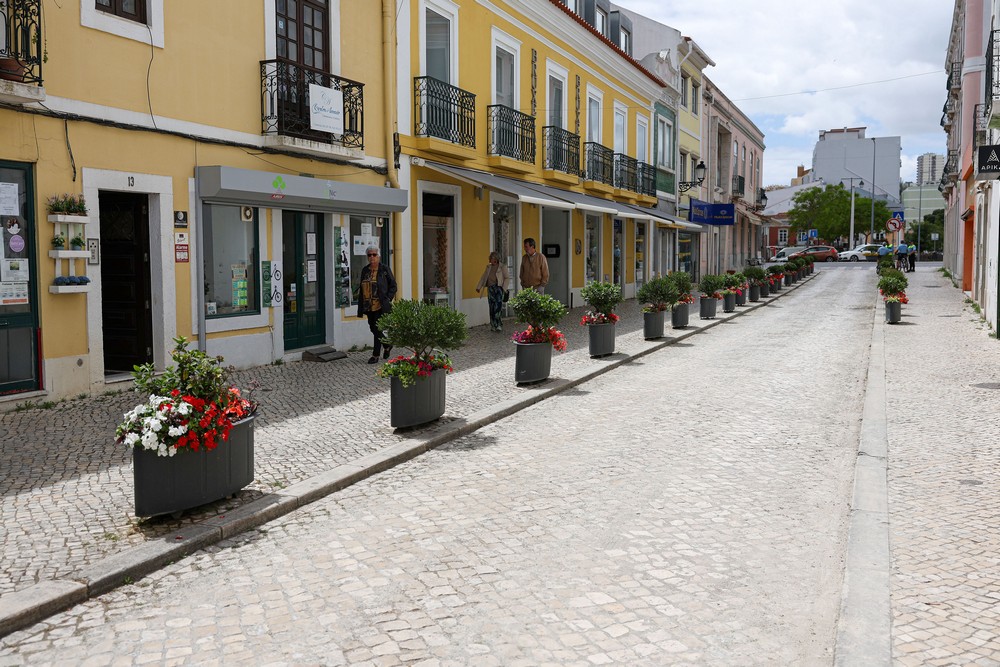 Obra de beneficiação de pavimentos em calçada nas ruas de Bocage e Tenente Valadim
