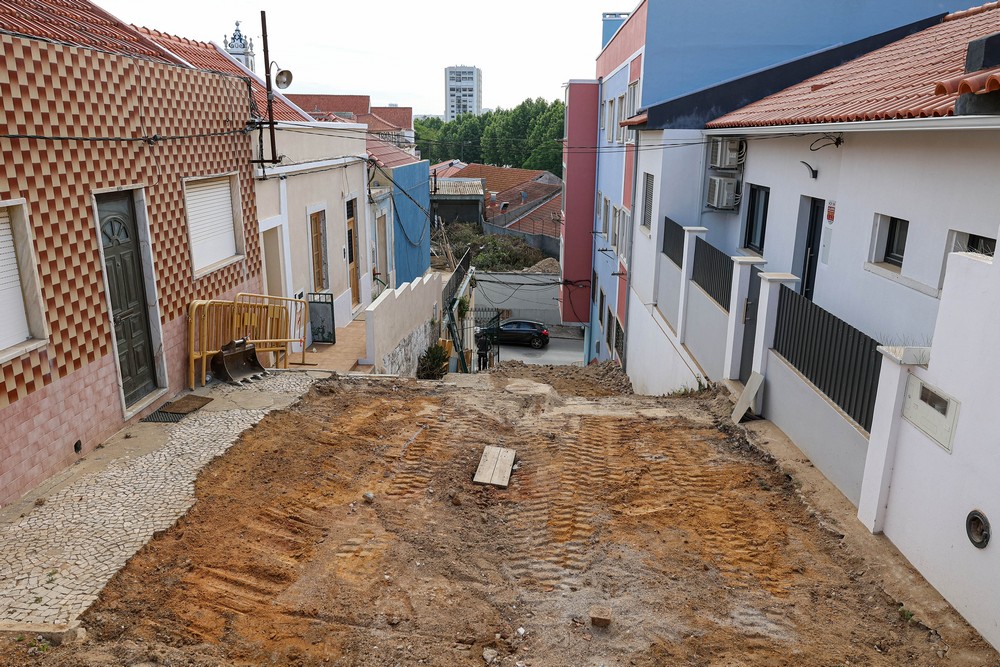Rua das Carmelitas, no bairro de Troino, em requalificação