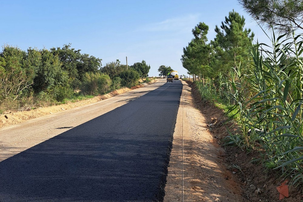 A Rua da Mata está a ser beneficiada numa operação de repavimentação viária