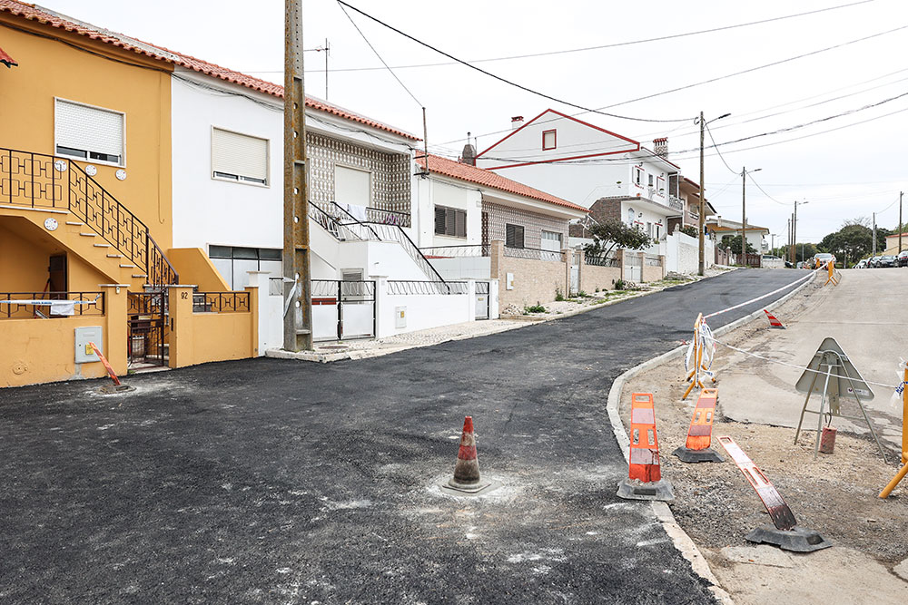 Pavimentação de um estacionamento na Rua Ferreira de Castro, em Praias do Sado