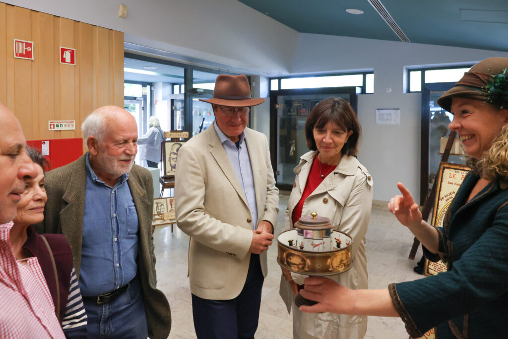 O Fórum Municipal Luísa Todi recebeu a exposição interativa “A Feira das Ilusões”, com curiosidades e engenhos cinematográficos do século XIX, apresentada pelo Film Fest – Festival de Cinema Musicado ao Vivo 