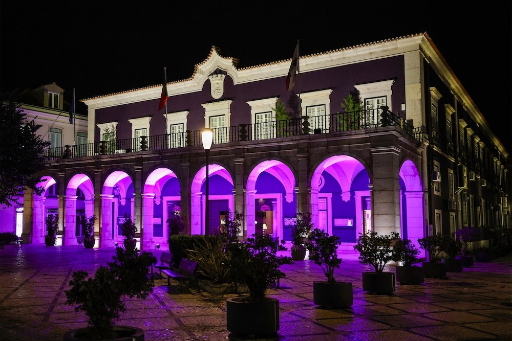 O município de Setúbal associa-se ao movimento que recorda o terramoto de 1 de novembro de 1755, iluminado os Paços do Concelho roxo