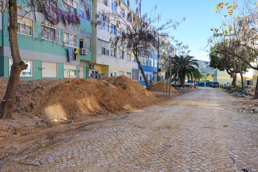 Construção do espaço público nas traseiras da Rua de Vanicelos e da Praceta das Amoreiras