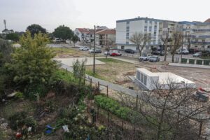Construção do espaço entre a Rua Tomás Ribeiro e o caminho de ferro