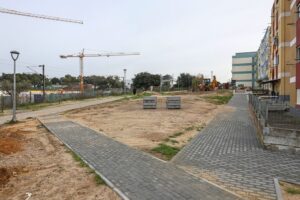 Construção do espaço entre a Rua Tomás Ribeiro e o caminho de ferro